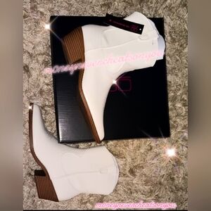 Y2k creamy colored cowboy boots